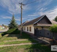 Das Einfamilienhaus in der Hauptstraße in Štefanová, bei einem Strommast und einem grünen Garten.
