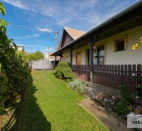 Ein Einfamilienhaus in der Hauptstraße in Štefanová mit einem gepflegten Garten und einem Holzzaun.