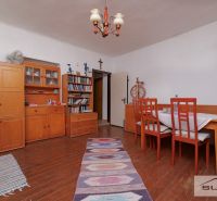 Esszimmer in einem Einfamilienhaus mit Holzmöbeln, Büchern und einem Boden mit Holzdekor.