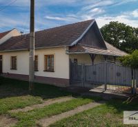 Ein Einfamilienhaus in der Hauptstraße in Štefanová, mit einem geräumigen Hof und Garten.