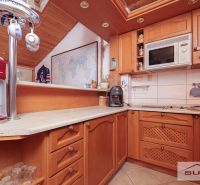 Küche in einem Einfamilienhaus mit Holzdekor, Karte und Küchenausstattung.