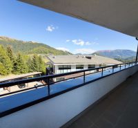 Der Balkon der 3-Zimmer-Wohnung in Donovaly bietet einen Blick auf die Berge und die Dächer der Gebäude.