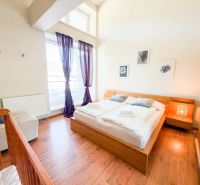 Helles Schlafzimmer mit Holzdekorboden in einer 3-Zimmer-Wohnung, angenehme Atmosphäre.