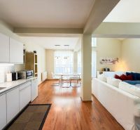 Küche und Wohnzimmer mit Holzboden in einer 3-Zimmer-Wohnung.