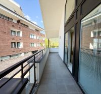 Der Balkon einer 3-Zimmer-Wohnung in Donovaly in der Straße Donovaly, mit Blick auf die benachbarten Gebäude.