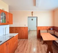 Küche in einer 3-Zimmer-Wohnung mit Küchenzeile und Esstisch.