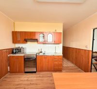 Küche in einer 3-Zimmer-Wohnung mit Holzboden und Küchenzeile.