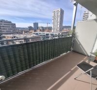 Balkon mit Blick auf moderne Architektur in Bratislava-Ružinov, Jégeho, 2-Zimmer-Wohnung.