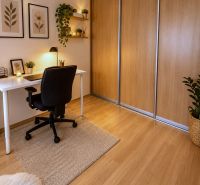 Arbeitsbereich in einer 2-Zimmer-Wohnung mit Holzboden und minimalistischer Dekoration.