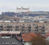 Blick auf die Burg Bratislava von der Jégeho-Straße in Ružinov, 2-Zimmer-Wohnung.
