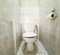 Toilette mit Fliesen und Toilettenpapier in einer 3-Zimmer-Wohnung.