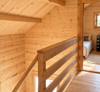 Das Innere der Hütte mit einem Boden in Holzoptik und zwei Betten im Zimmer.