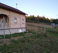 Eine Holzhütte in Horná Breznica am Waldrand mit neuem Zaun.