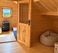 Holzinterieur der Hütte mit einem Boden in Holzoptik.