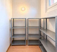 Regale in einem Lagerraum mit Holzboden, Einzimmerwohnung.