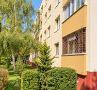 Ein Wohnhaus umgeben von Grün auf der Bielorusskaja-Straße in Bratislava - Podunajské Biskupice.