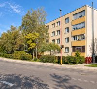 Ein Wohnhaus in der Bielorussischen Straße, umgeben von Bäumen, in Bratislava - Podunajské Biskupice.