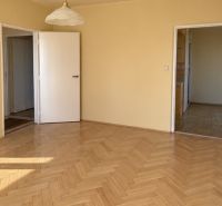 Ein Zimmer in einer 2-Zimmer-Wohnung mit einem Holzboden und zwei offenen Türen.
