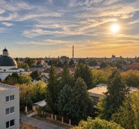 Blick auf Komárno bei Sonnenuntergang, ideal für eine 2-Zimmer-Wohnung.
