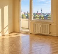 Helles Zimmer mit großen Fenstern, Holzboden, 2-Zimmer-Wohnung.