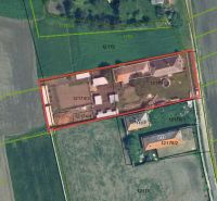 Luftaufnahme von Einfamilienhäusern in Komárno, umgeben von Feldern und Vegetation.
