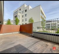Balkon einer 2-Zimmer-Wohnung mit Holzboden, umliegende Wohngebäude, Svätovavrinecká, Bratislava-Nové Mesto.