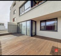 Terrasse mit Holzboden in einer 2-Zimmer-Wohnung, Svätovavrinecká, Bratislava-Nové Mesto.