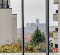 Blick vom Balkon in Bratislava-Neustadt auf der Svätovavrinecká, mit Panorama der Stadt.