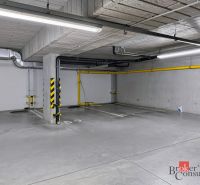 Parkplatz in der Tiefgarage auf farblich markiertem Boden.