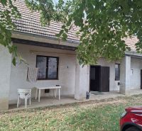 Vor dem Haus in der Hauptstraße in Viničné stehen Tische.