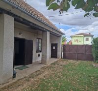 Ein älteres Gebäude mit Garten in der Hauptstraße in Viničné, geeignet für Grundstücke - Wohnen.