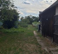 Garten mit Rasen und Gehweg in der Hauptstraße in Viničné, Grundstücke - Wohnen.