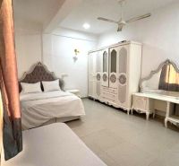 Geräumiges Schlafzimmer mit eleganten Möbeln in einer 2-Zimmer-Wohnung.