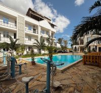 Schwimmbad und Fitnessgeräte auf dem Gelände einer 2-Zimmer-Wohnung in Zanzibar Mbweni.