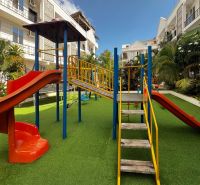 Spielplatz in der Mbweni-Straße in Sansibar mit Klettergerüsten und Rutschen.