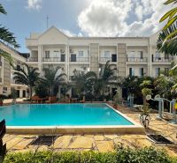 Residenz in Mbweni auf Sansibar mit Pool und tropischem Garten.