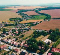 Luftaufnahme von Grundstücken - Wohnen in Čermany, umgeben von weiten Feldern und Grünflächen.