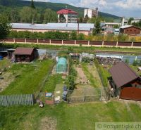 Garten in Medzilaborce mit Gartenunterständen und Hochbeet je nach Saison.