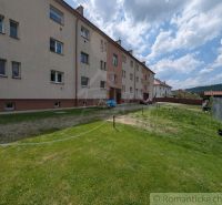 Ein Wohnhaus in Medzilaborce mit einem Rasenstück neben einer 2-Zimmer-Wohnung.