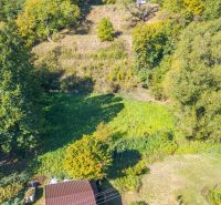 Luftaufnahme von Erholungsgrundstücken in Štiavnické Bane, umgeben von dichten Wäldern.