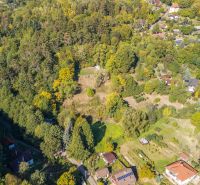 Luftaufnahme von Erholungsgrundstücken in Štiavnické Bane, umgeben von Wald und Natur.