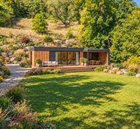 Ein modernes Gartenhaus umgeben von Grün in Štiavnické Bane, ideal für Erholungsgrundstücke.