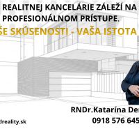 Werbung für ein Immobilienbüro mit einem abstrakten Bild eines Gebäudes und Kontaktinformationen.