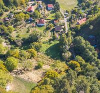 Luftaufnahme von verschiedenen Erholungsgrundstücken in Štiavnické Bane, umgeben von Grünflächen.