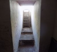 Schmale Treppen in Garagen führen durch einen schmalen Durchgang ins Licht.