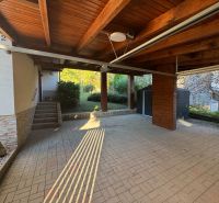 Garage und Eingang zum Einfamilienhaus in Valča 533, Valča, mit gepflastertem Bereich.