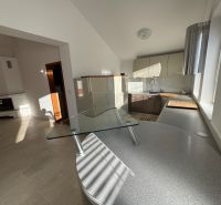 Küche in einem Einfamilienhaus mit moderner Küchenzeile und hellen Böden.