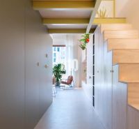 Ein gemütlicher Flur mit Stauraum und Treppe in einer 2-Zimmer-Wohnung.