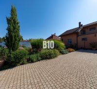 Ein Einfamilienhaus in der Bratislavská-Straße in Malinovo, umgeben von einem gepflegten Garten und Pflastersteinen.