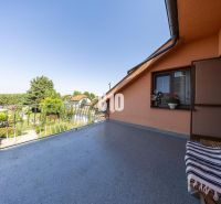 Die Terrasse des Einfamilienhauses in der Bratislavská-Straße in Malinovo mit Blick auf die Gärten und Bäume.